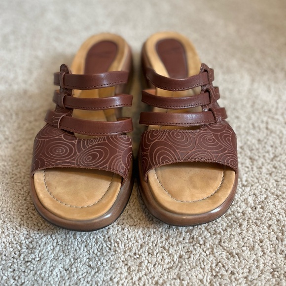 Dansko ‘Lacey’ Tooled Leather Embossed Swirl Slide Cognac Sandals EU 40 - Picture 3 of 10